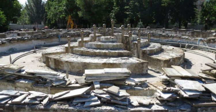 Реконструкция центра Мариуполя: фонтан в руинах. Новая стоянка на 840 кв. м. (ФОТО+ВИДЕО)