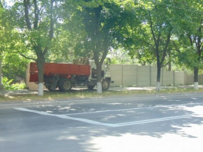 «Гиблое место» в центре Мариуполя скрыли забором (ФОТО)