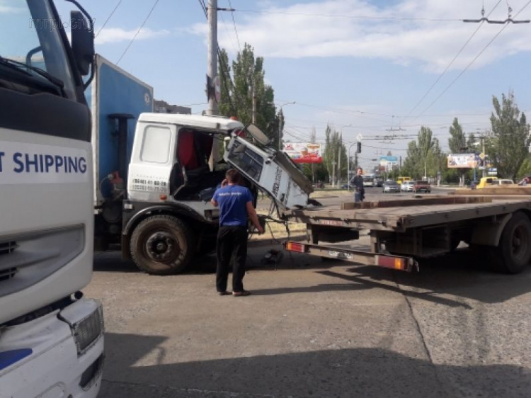 В Мариуполе у грузовика в ДТП едва не оторвало кабину (ФОТО)