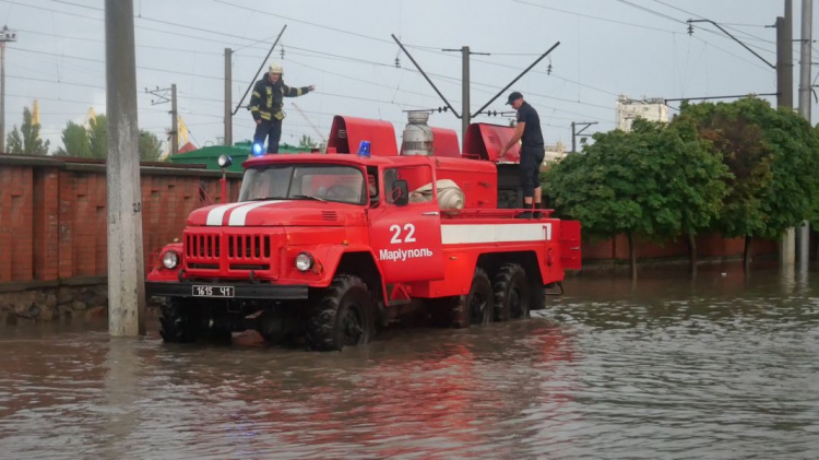 В Мариупольском районе затопило автомобили и жилье, ребенок и две женщины не могли выбраться из дома