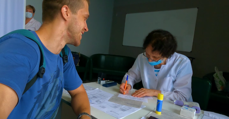Блогер на собственном опыте раскрыл подробности вакцинации в Мариуполе