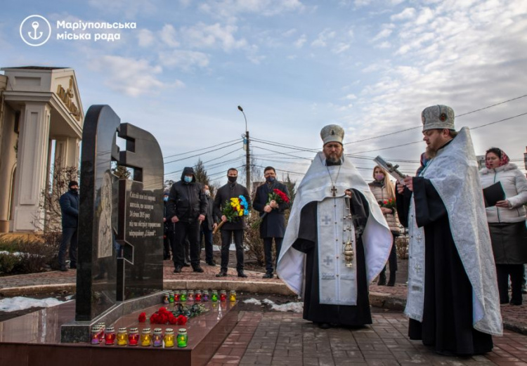 В Мариуполе молитвой и звуком сирен почтили память жертв обстрела «Восточного»