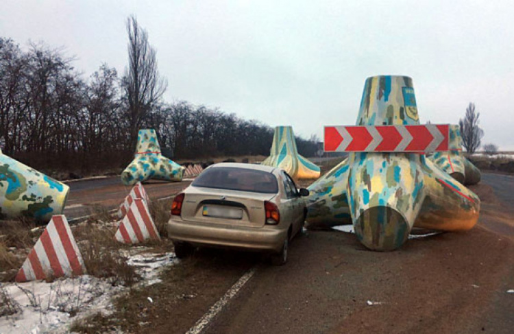 На трассе в Донецкой области автомобиль врезался в тетрапод