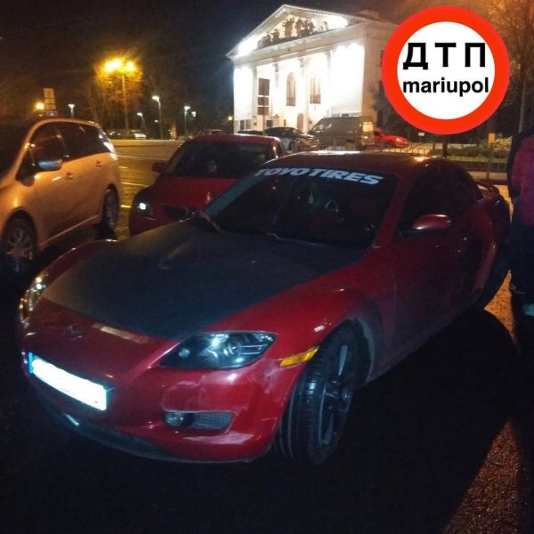 В центре Мариуполя водитель без удостоверения снес ограждение и свалил вину на «друга»