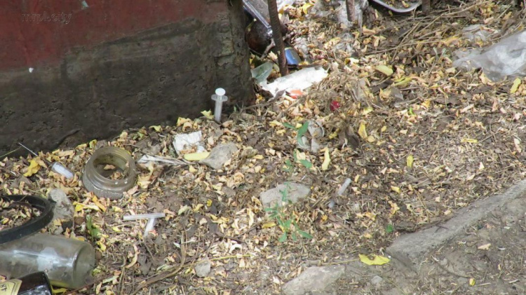Свалку убрали - наркоманы остались? ДТЭК очистил от шприцов территорию в центре Мариуполя (ФОТО)