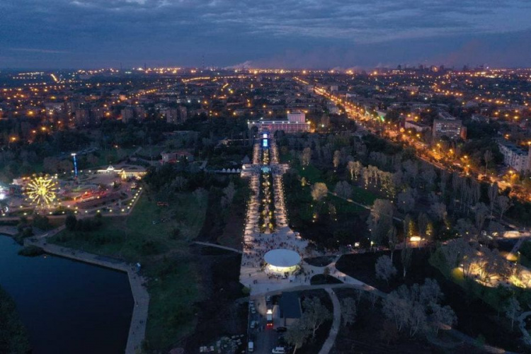 Как выглядят ночные огни в Юбилейном парке имени Гурова с высоты птичьего полета