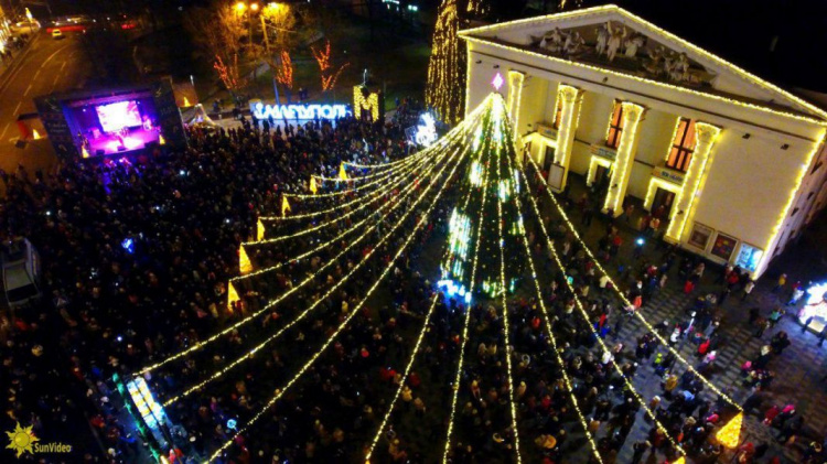 С высоты птичьего полета: новогодний Мариуполь в огнях праздничной иллюминации (ФОТО)