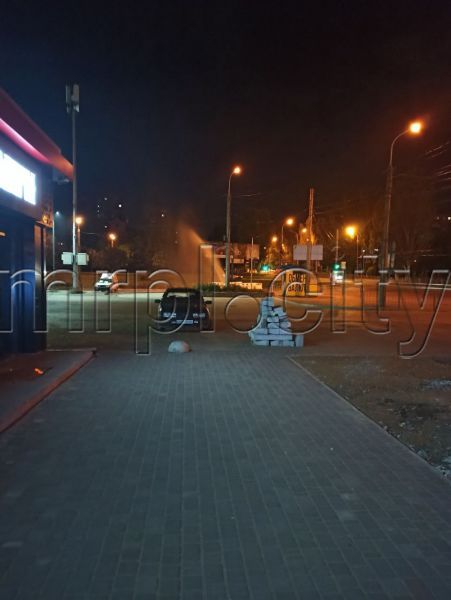 Вода бьет фонтаном: ночью на мариупольском перекрестке произошла авария