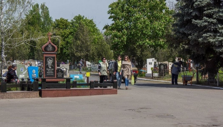 Мариупольские кладбища благоустраивают к поминальным дням (ФОТО)