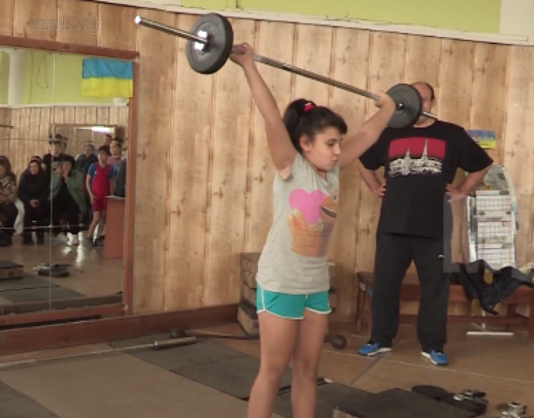 Мариупольские девочки осваивают тяжелую атлетику (ФОТО)