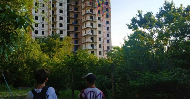 Яркое прощание с Мариуполем. Уличные художники преображают «пизанскую башню» (ВИДЕО)