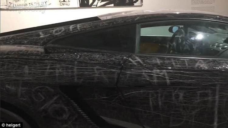 Посетители музея поцарапали Lamborghini (им разрешили)