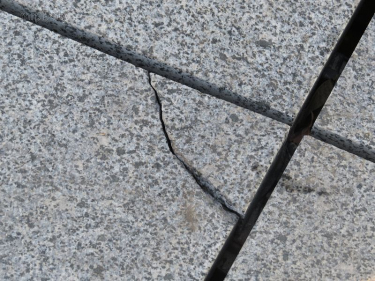 Опасные аварийные плиты пешеходного фонтана в центре Мариуполя заменили на новые (ФОТО)