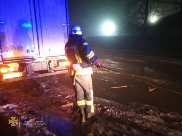 В Донецкой области спасатели доставали автомобили из снежных и грязевых «ловушек»