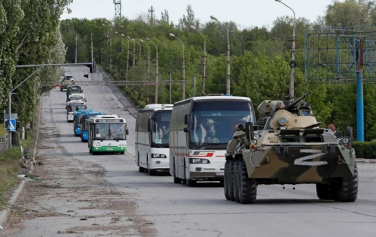 Из Мариуполя вывезли еще семь автобусов украинских военных