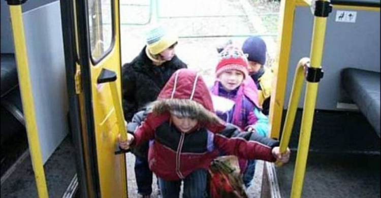 Мариупольцы требуют: школьники должны ездить в городском транспорте бесплатно