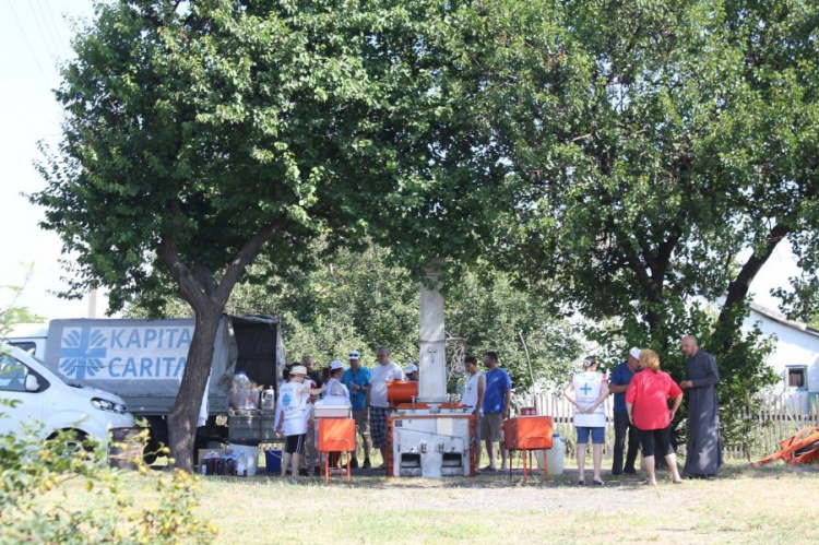 Мариупольские волонтеры приготовили обед для жителей прифронтового поселка (ФОТО)