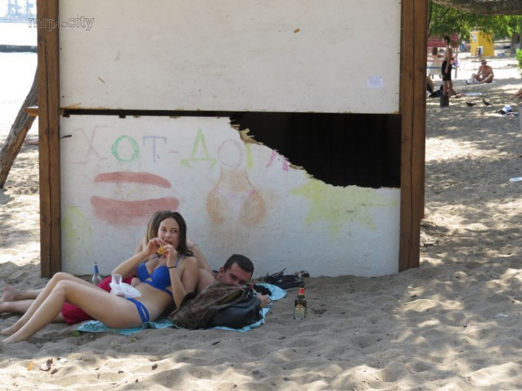 С пляжа Мариуполя убрали коктейльный павильон, превращённый в биотуалет (ФОТОФАКТ)