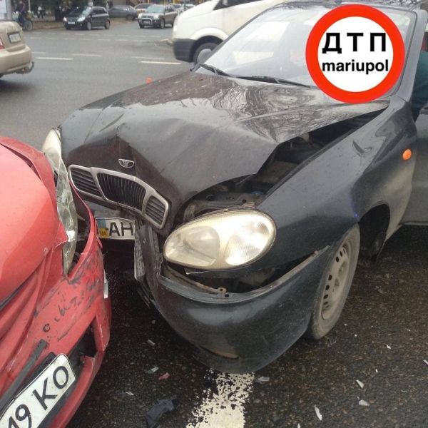 На мариупольских перекрестках разбились машины в результате ДТП (ДОПОЛНЕНО)