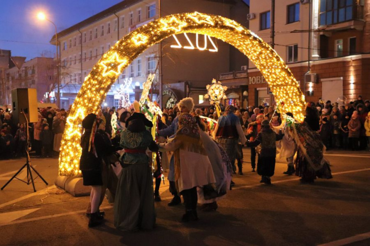Мариупольцам показали театрализованный рождественский спектакль в центре города (ФОТОРЕПОРТАЖ)