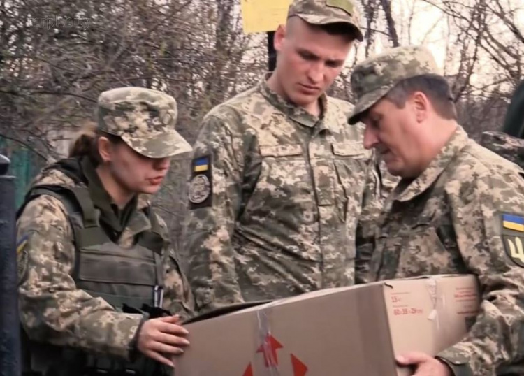Украинские военные на Донбассе раздают жителям еду, одежду и игрушки (ФОТО+ВИДЕО)