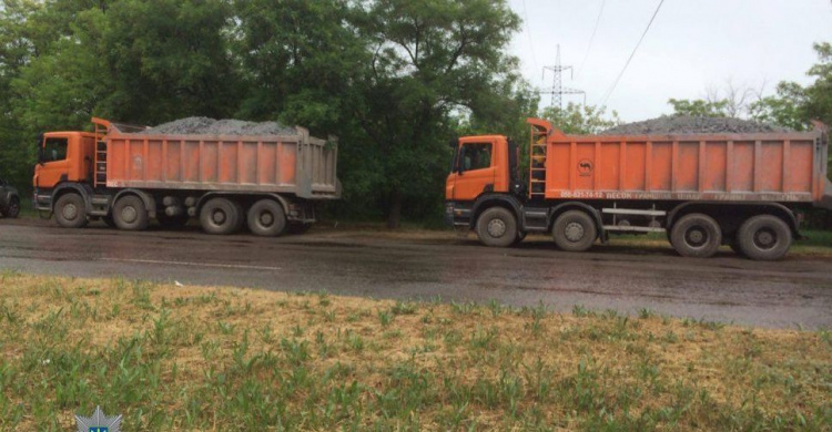 В Мариуполе копы оштрафовали водителей за перевозку грузов сверх нормы (ФОТО)