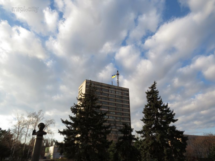 В Мариуполе заменили повреждённый флаг Украины в центре города