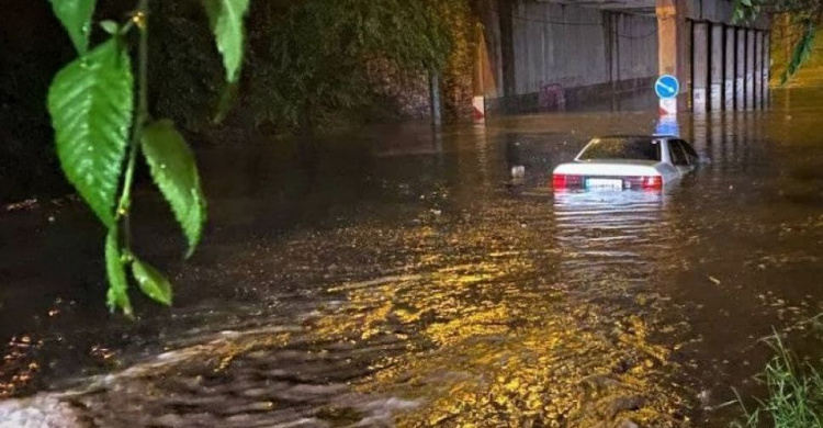 В Мариуполе затопило центральные дороги. На каких участках затруднено движение?