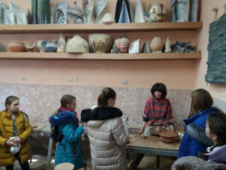 Во Львове открылась выставка одаренных детей Мариуполя (ФОТО)