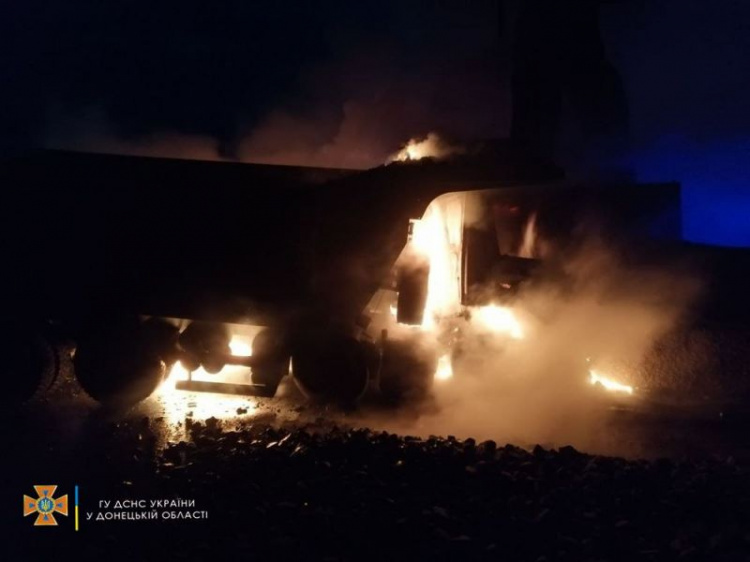 В Мариуполе самосвал врезался в «Сталевара» и загорелся
