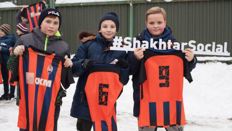Мариупольским школьникам ко Дню святого Николая подарили фирменные футболки «Шахтера» (ФОТО)