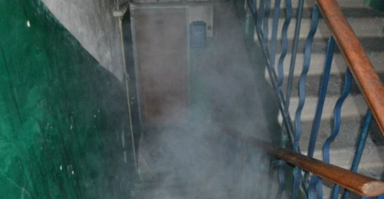 Мариупольцы вызвали спасателей при самовозгорании в многоквартирном доме 