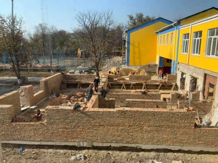 Быстрыми темпами: как проходит строительство опорной школы под Мариуполем (ФОТО)