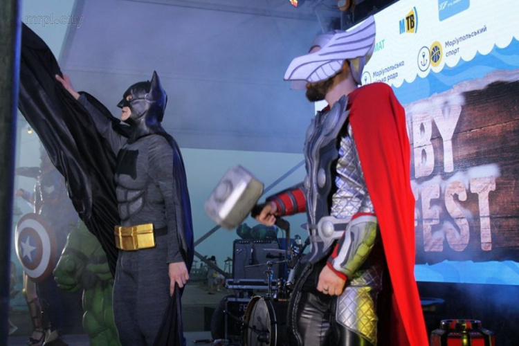  «GobyFest»: Мариупольцы получали призы, танцевали с супергероями и обстреливались из Холи-пушки (ФОТО+ВИДЕО)