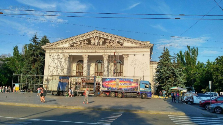 Центр Мариуполя готовят к праздничному концерту ко Дню металлурга (ФОТОФАКТ)