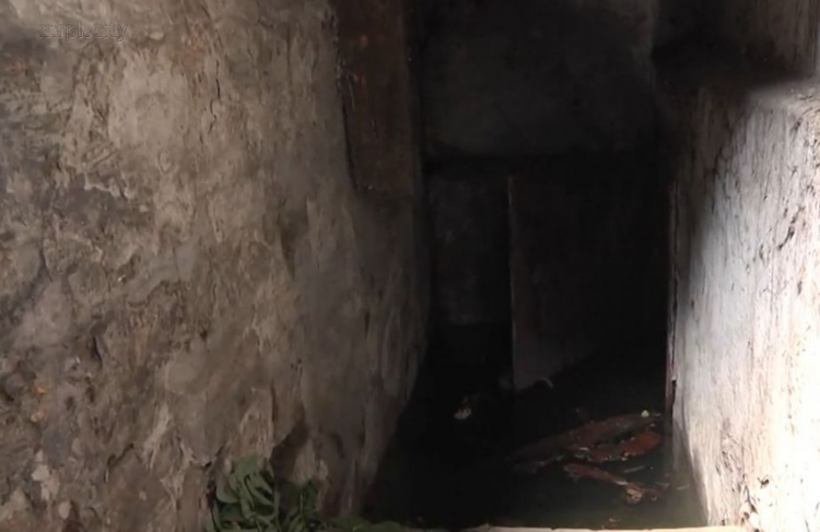 В Мариуполе жители старого дома почти неделю сидят без воды, пока их подвал затапливает (ФОТО)