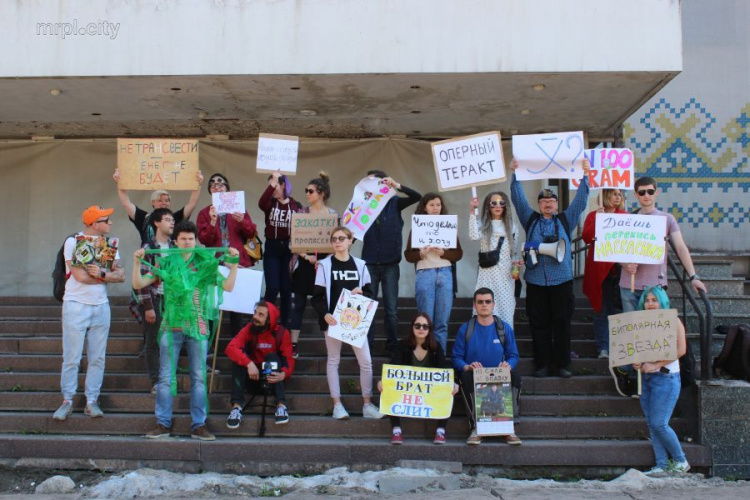Последователи абсурда появились на улицах города. «Немонстрация» вернулась в Мариуполь (ФОТО)