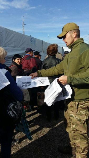 На КПВВ в Донецкой области жителям раздали украинскую прессу (ФОТОФАКТ)