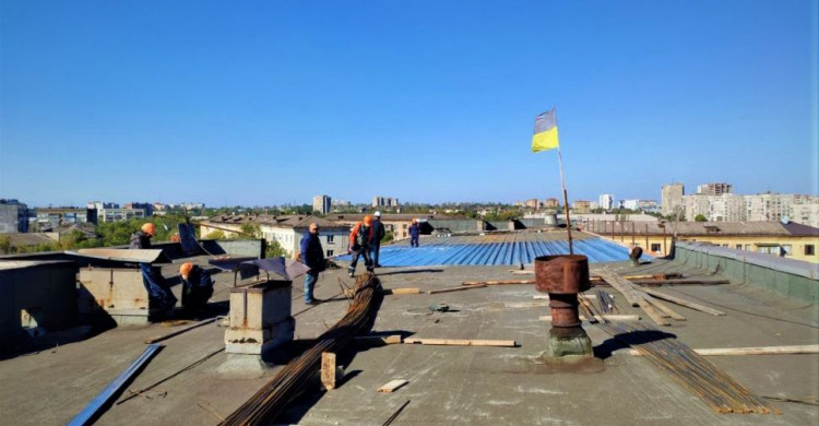 В Мариуполе восстанавливают крышу горсовета, поврежденную во время пожара