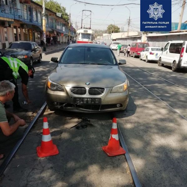В Мариуполе трамвай протаранил BMW и скрылся с места ДТП