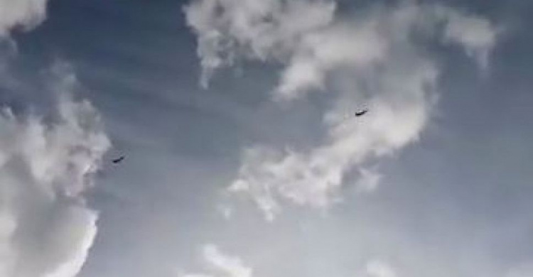 В небе над Мариуполем были замечены истребители (ВИДЕО)