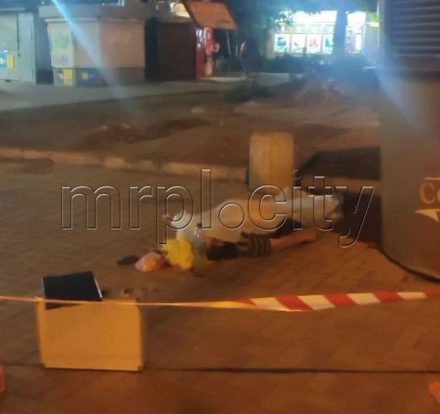 Шел, упал и умер: на улице в Мариуполе прохожему стало плохо