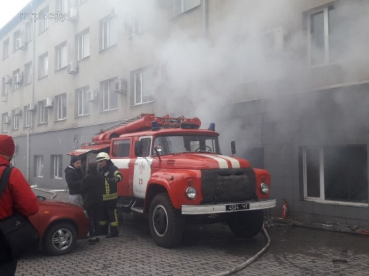 Пожар в бизнес-центре в Мариуполе: эвакуировано около 100 человек (ФОТО)