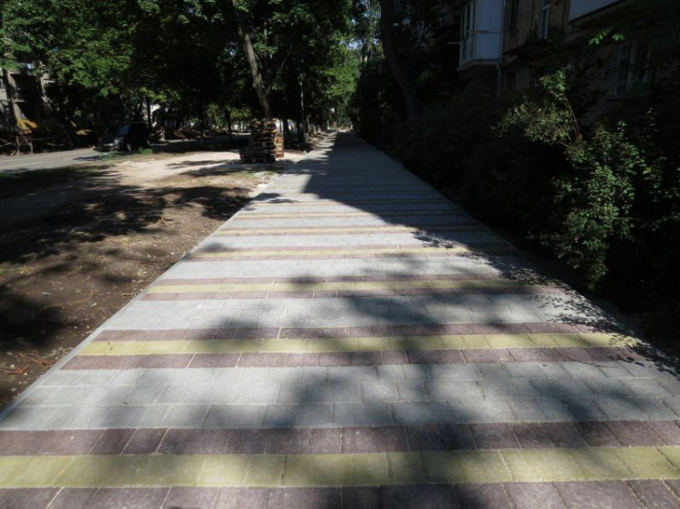 В Мариуполе появился цветной тротуар (ФОТОФАКТ)