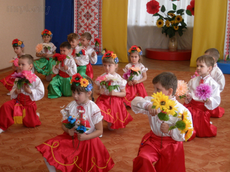 Мариупольские дошколята-патриоты встретили литовскую делегацию в вышиванках и с «паляницей та рушныком» (ФОТО)