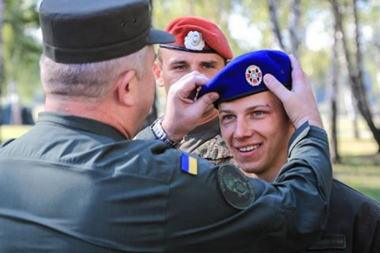 Офицер из Мариуполя завоевал право носить берет с отличием (ФОТО+ВИДЕО)