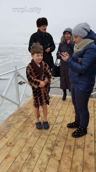 Праздник Крещения. Мариупольцы омываются в ледяных водах Азовского моря (ФОТО+ВИДЕО)