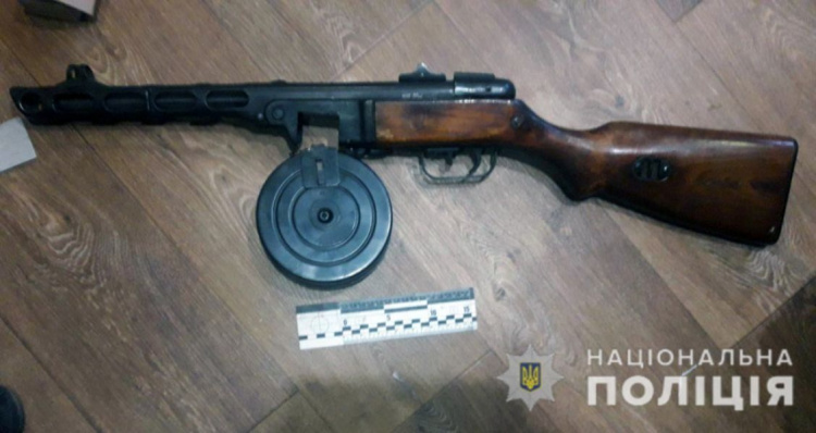 Сабли, гранаты и стрелковое оружие – житель Донетчины обзавелся оружейным арсеналом