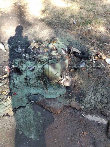 Превратили в кучу пластика: вандалы в Мариуполе сожгли евроконтейнер