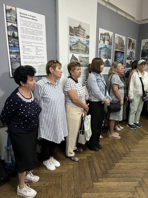 «Вписані в історію. Зруйновані війною» - у Рівненському музеї відкрилася виставка про Маріуполь